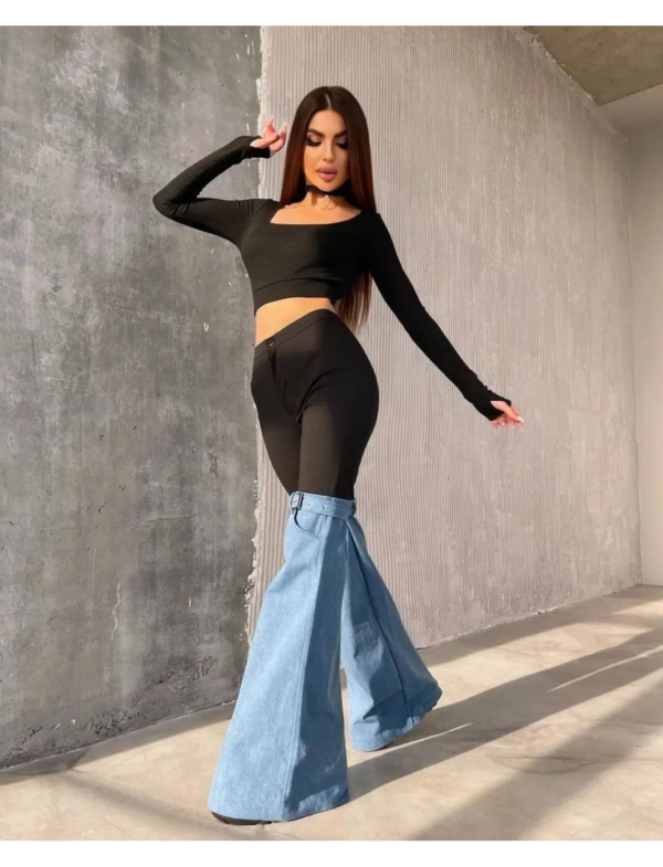 Pantaloni evazați de damă cu inserții din blug
