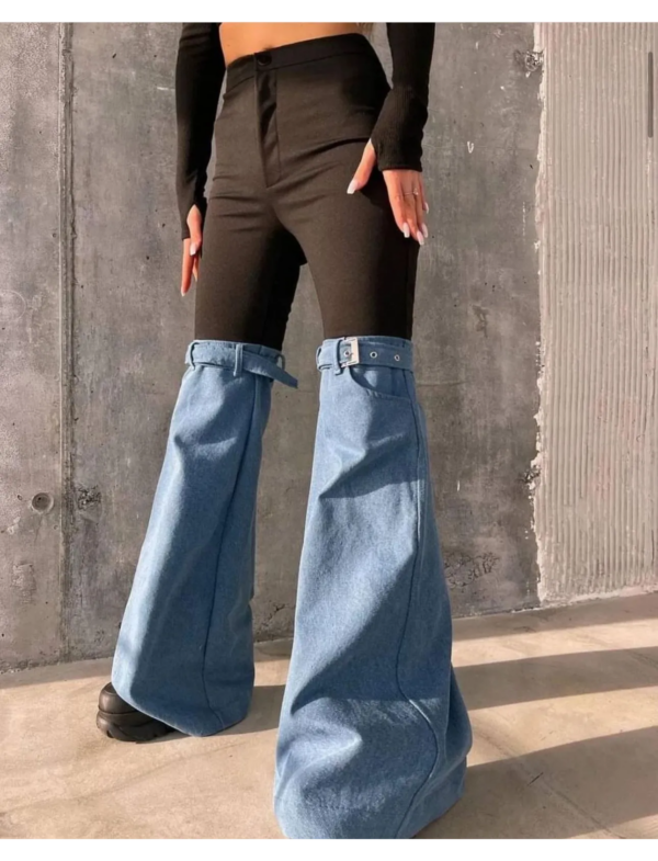 Pantaloni evazați de damă cu inserții din blug