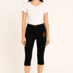 Pantaloni 3/4 cu floare brodata