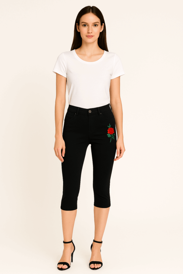 Pantaloni 3/4 cu floare brodata