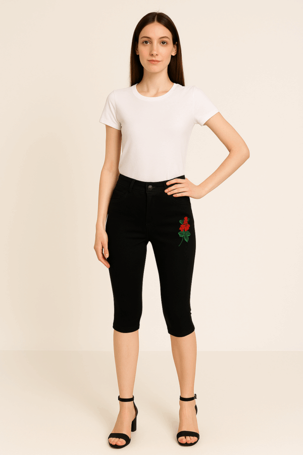 Pantaloni 3/4 cu floare brodata