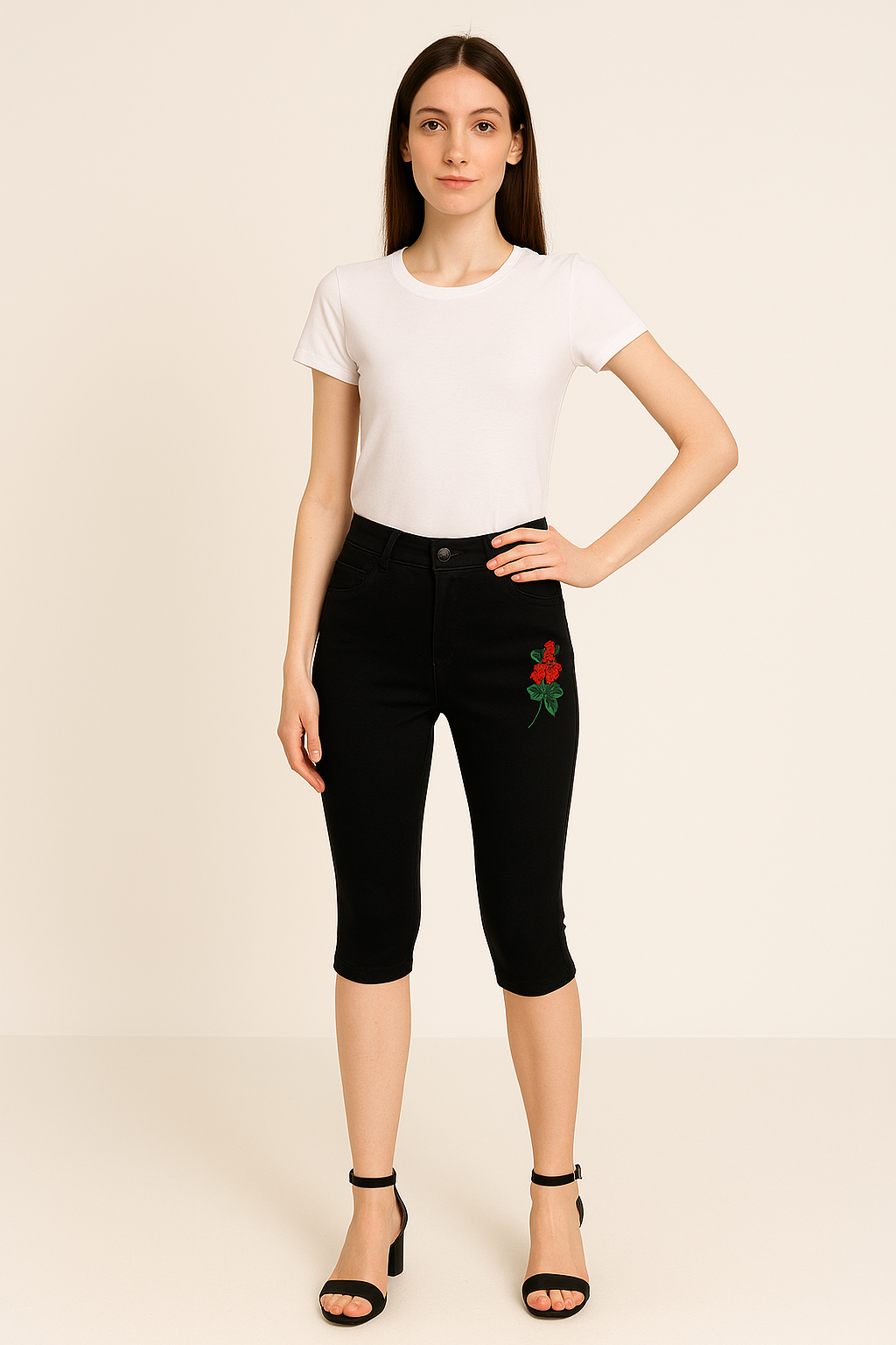 Pantaloni 3/4 cu floare brodata