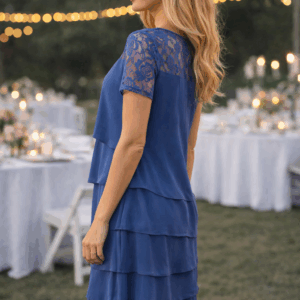 Rochie elegantă cu dantelă și volane – albastru regal